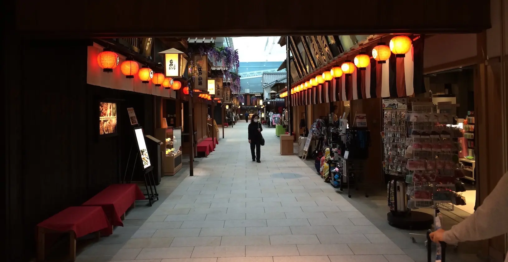 Foto da área comercial com temática tradicional do Aeroporto Internacional de Haneda