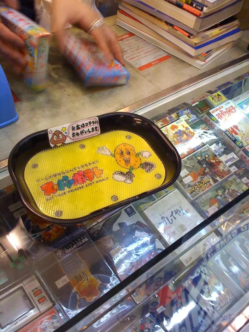 Foto de uma bandeja para recolher dinheiro